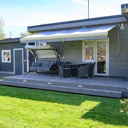 Family Retreat With A Sauna In The Centre Kuressaare Exterior photo